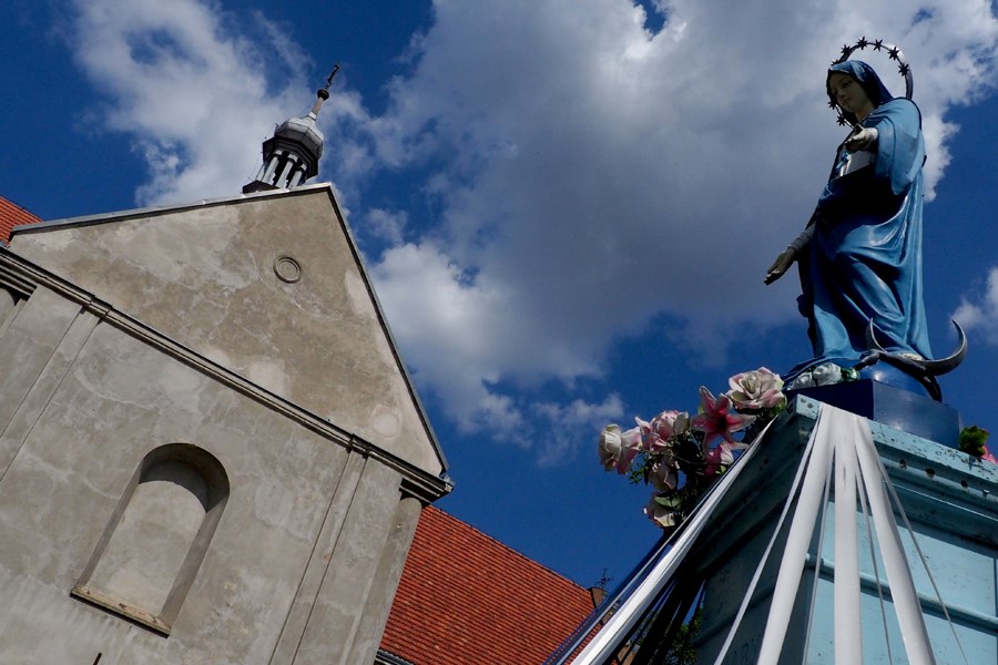 Kościół parafialny pw. św. Mikołaja w Maluszynie i stojąca obok figura Matki Boskiej